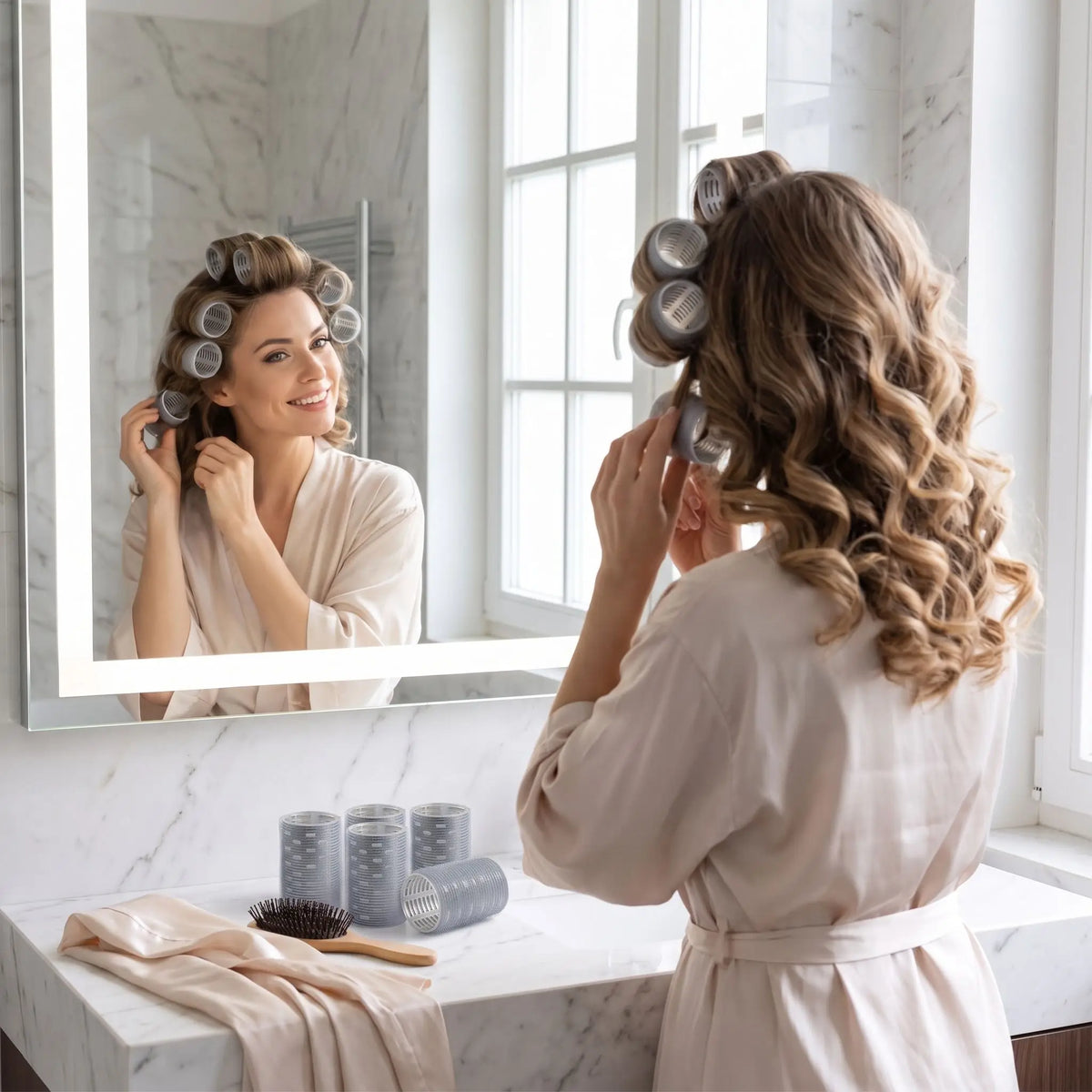 Bigoudis chauffants femme qui admire ses boucles