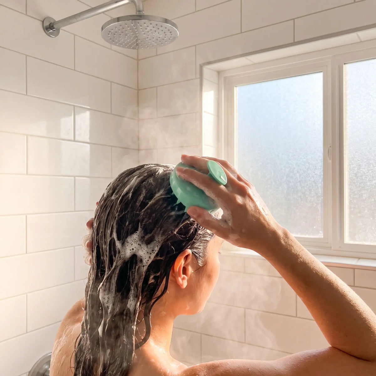 Brosse à cheveux femme sous la douche