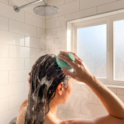 Brosse à cheveux femme sous la douche