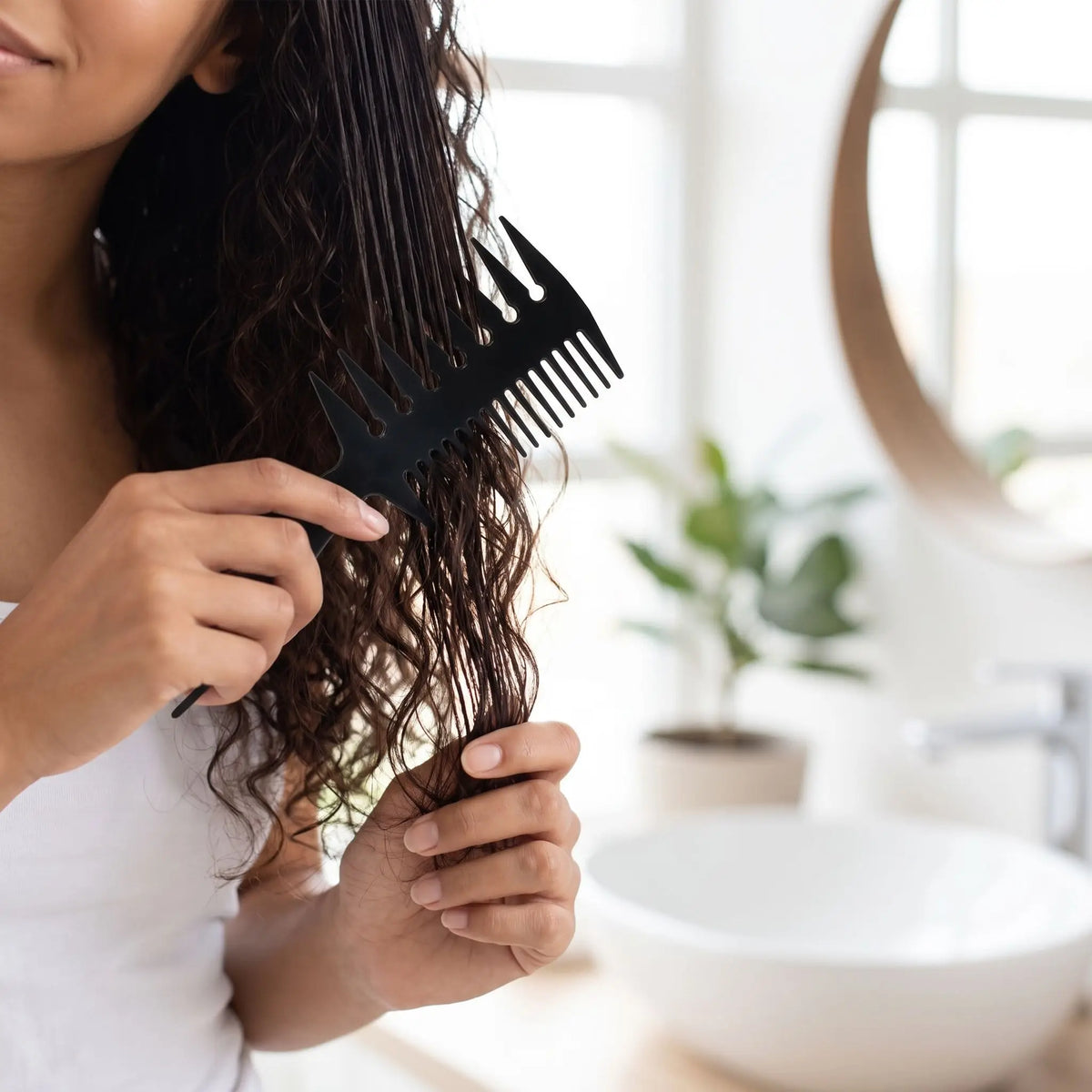 Peigne femme qui se coiffe
