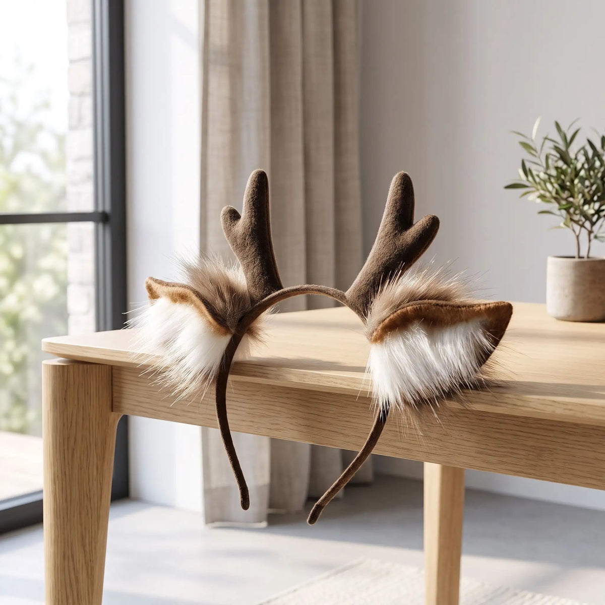 Serre tête noël kaki appuyé sur une table