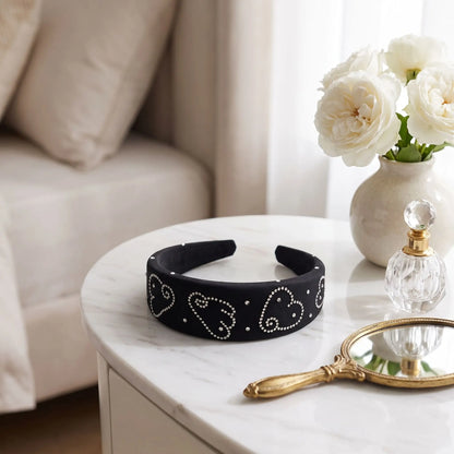 Serre tête noir posé sur une table