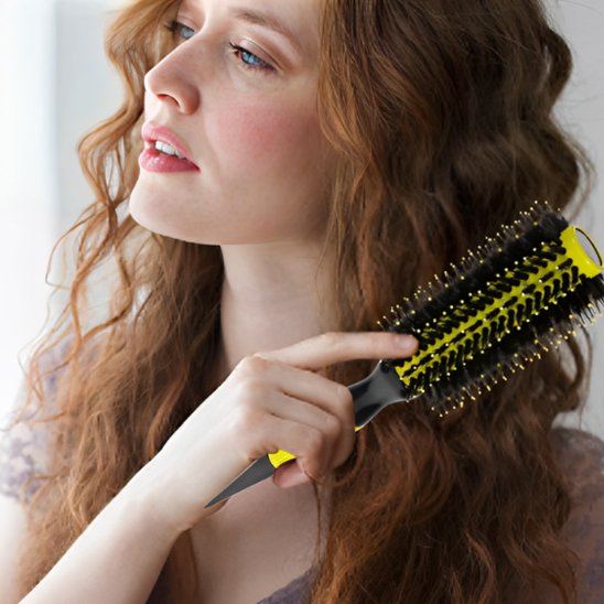 Brosse cheveux- femme qui brosse ses cheveux