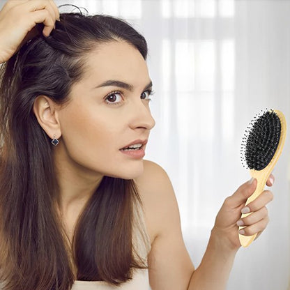 Brosse poil de sanglier- femme qui admire ses cheveux