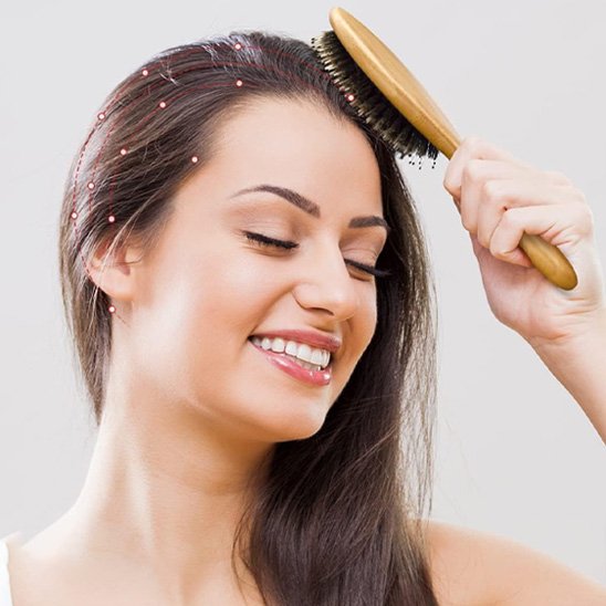 Brosse poil de sanglier- femme qui se coiffe avec sa brosse